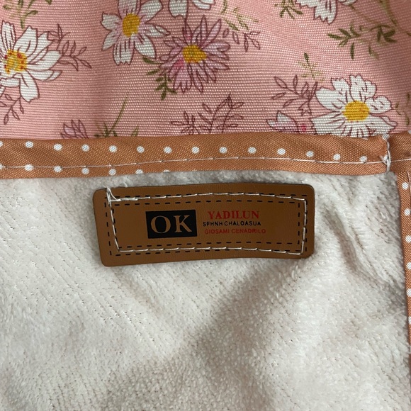 Adorable Floral Pink Apron with Pockets BNWOT - Picture 3 of 7